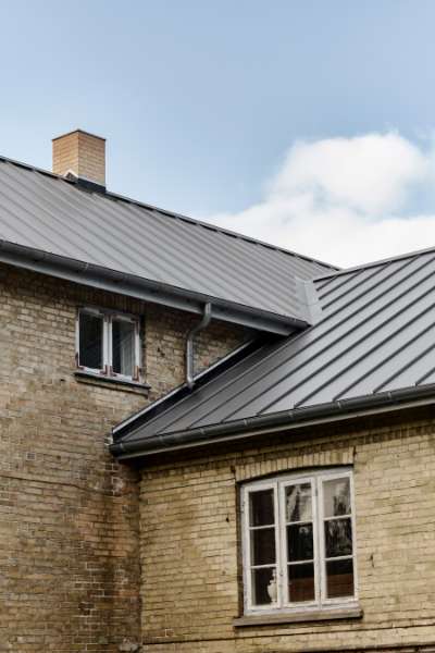 Geschwindigkeit beim renovierten Herrenhaus in Faxe mit neuem Stahldach, Feddet 27, 4640 Faxe, Dänemark